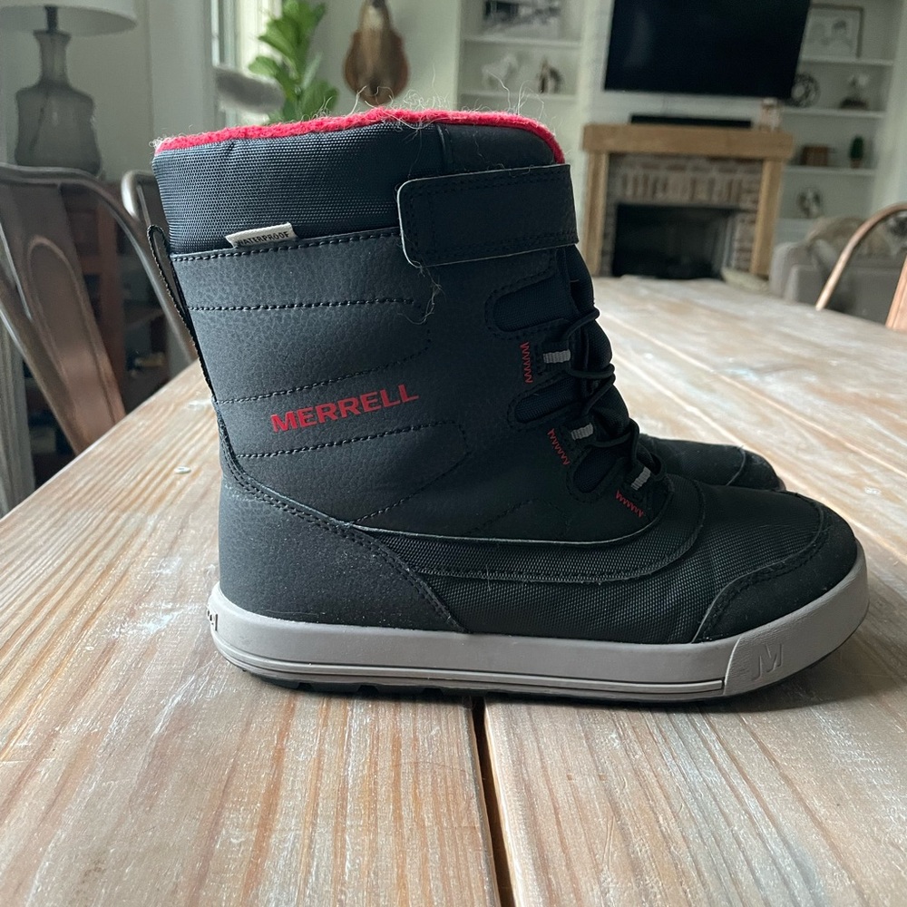 Boys size 4 snow boots